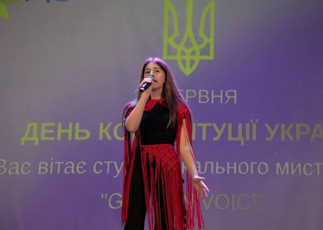 Учениця школи вокалу у Львові на сцені